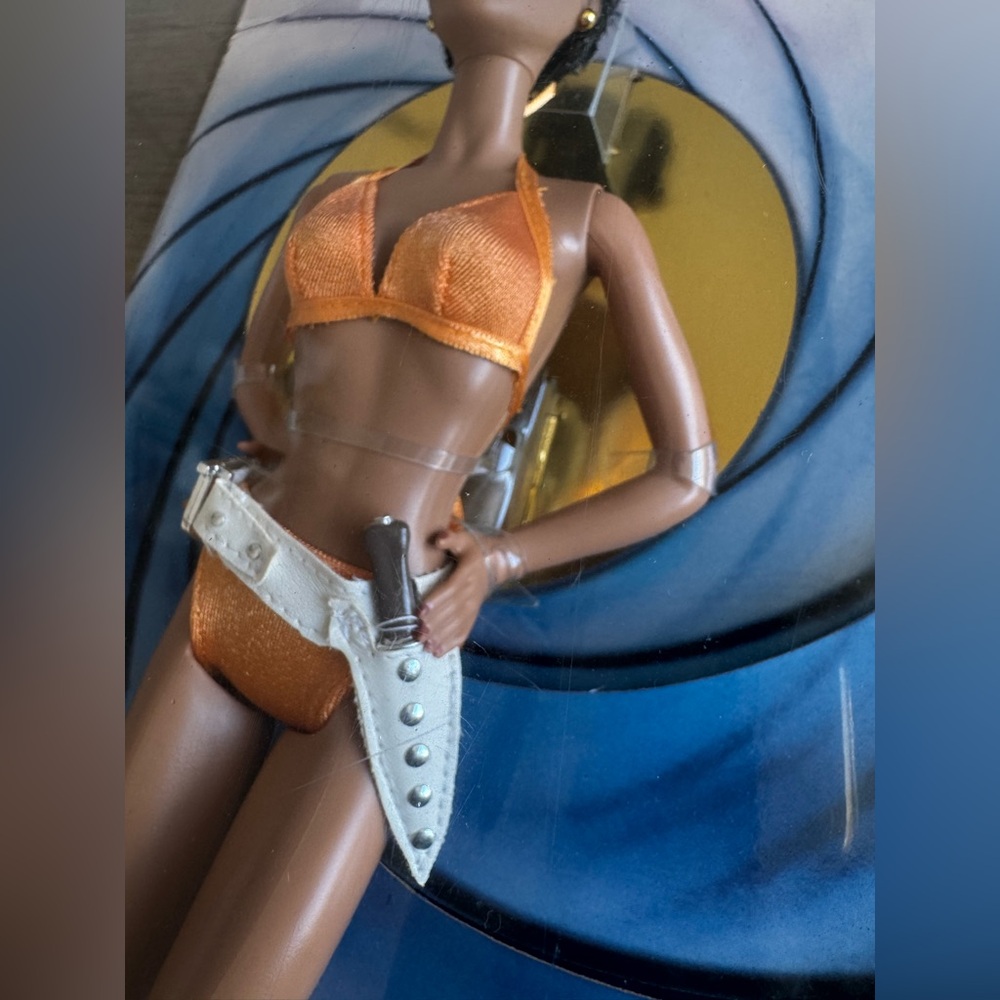 James Bond 007 2009 Jinx Halle Berry Barbie Doll Mattel collectors item - Picture 7 of 9